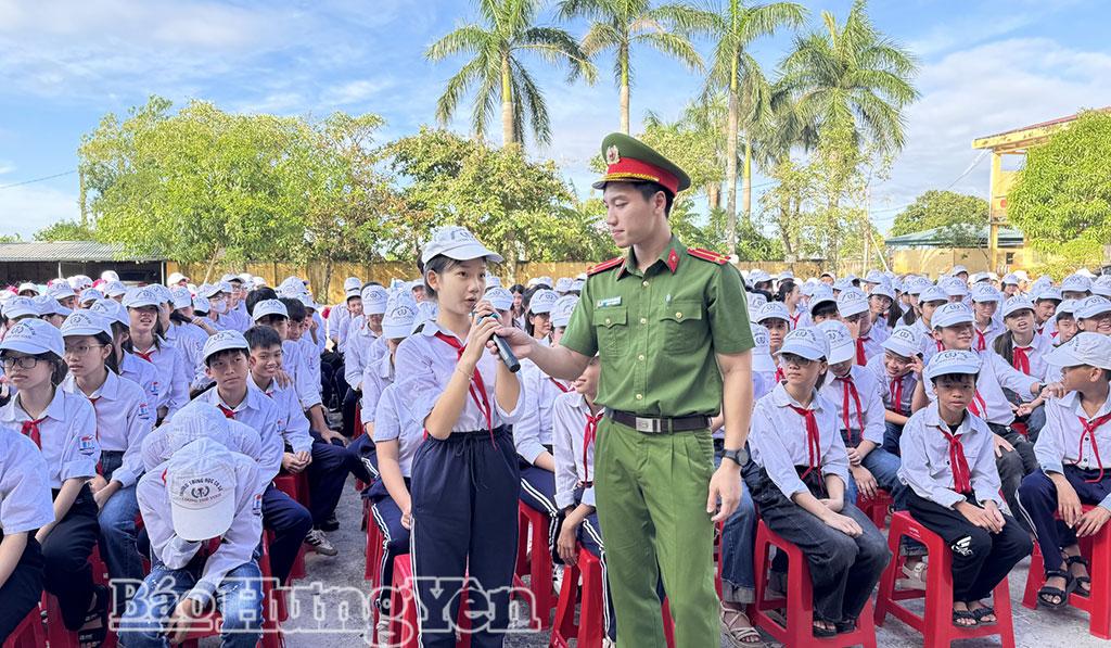 Công an xã Lê Lợi tuyên truyền Luật Trật tự, an toàn giao thông đường bộ cho học sinh Trường THCS Lương Thế Vinh.