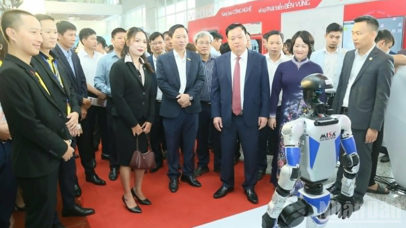 Các đại biểu trải nghiệm hoạt động của một robot thuộc Tập đoàn Viễn thông quân đội Viettel.