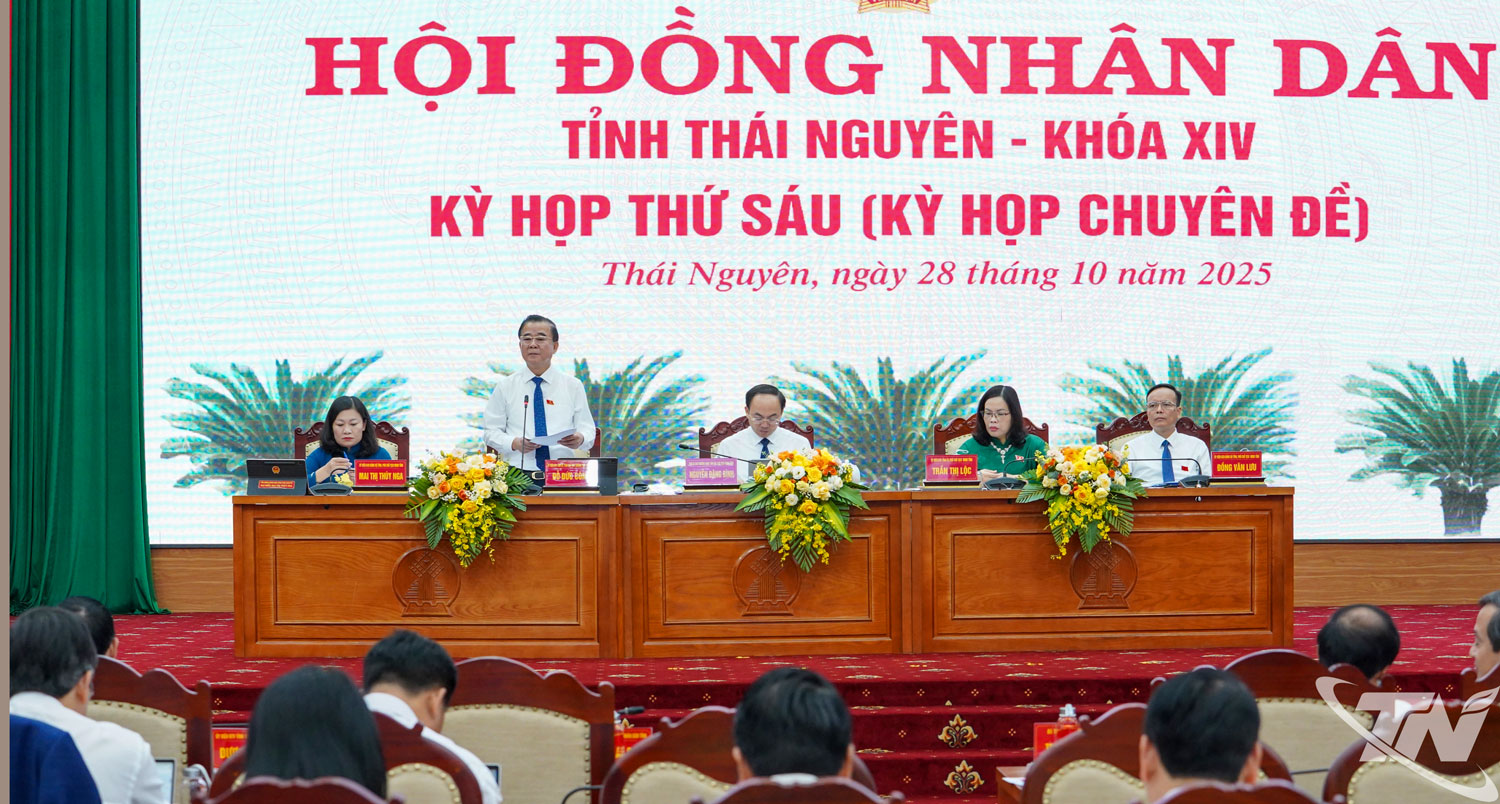 Các đồng chí Thường trực HĐND tỉnh điều hành Kỳ họp.