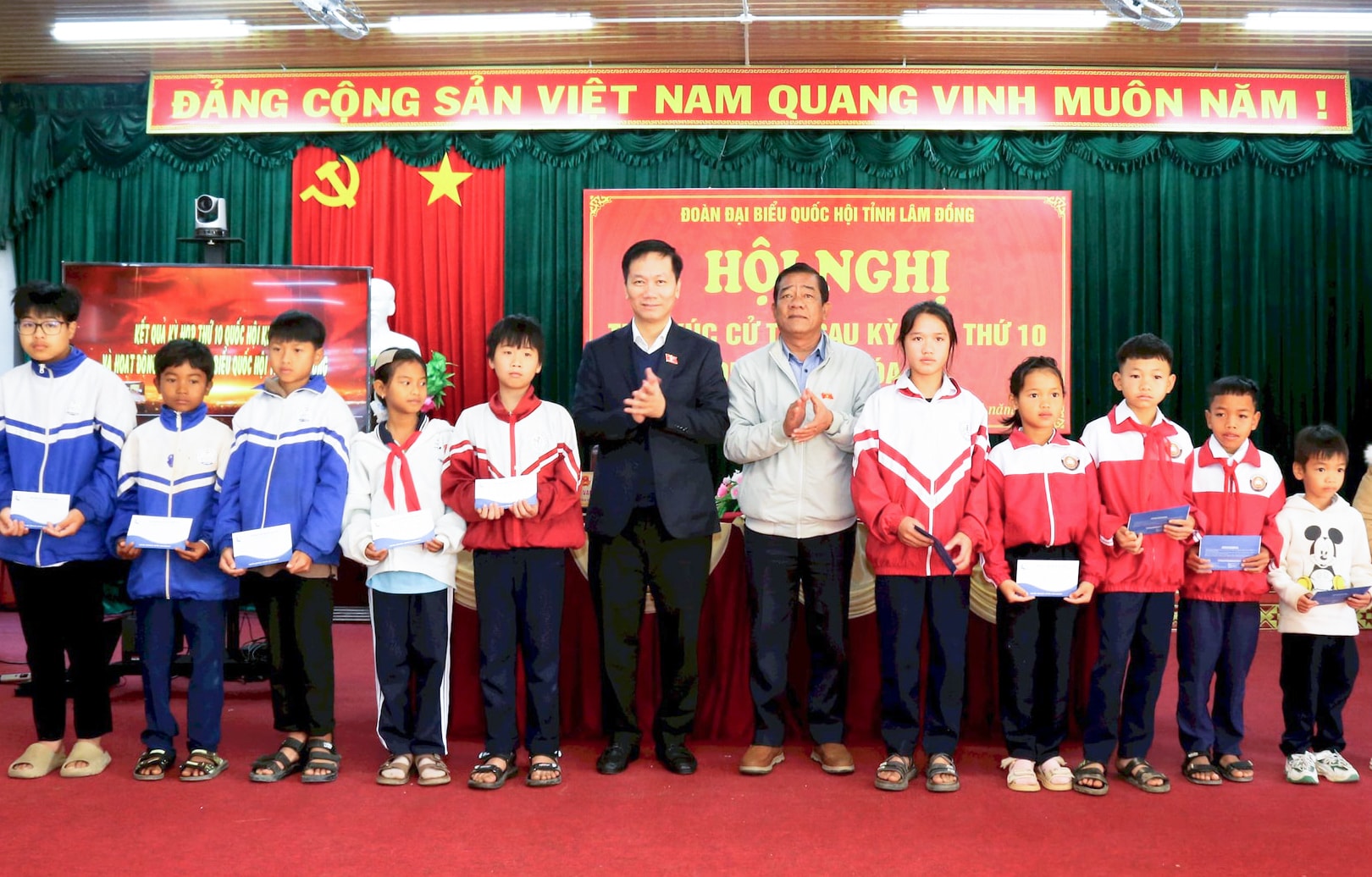 doan-dai-bieu-quoc-hoi-tinh-tang-qua-cho-25-em-hoc-sinh-co-hoan-canh-kho-khan-tren-dia-ban-xa-dam-rong-1-1-.jpg