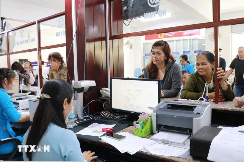 Người dân liên hệ bộ phận một cửa giải quyết các vấn đề liên quan hộ tịch. (Ảnh: Phan Sáu/TTXVN)