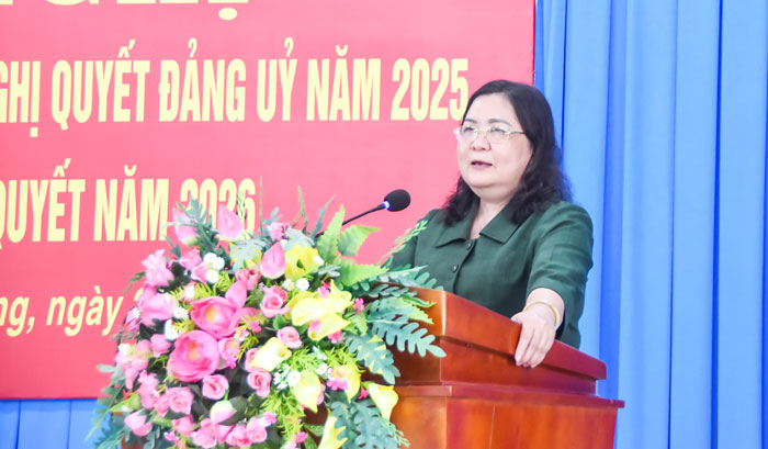 Đồng ch&iacute; Hồ Thị Ho&agrave;ng Yến- Ph&oacute; B&iacute; thư Thường trực Tỉnh ủy ph&aacute;t biểu chỉ đạo tại hội nghị tổng kết t&igrave;nh h&igrave;nh thực hiện Nghị quyết năm 2025 tại Đảng ủy x&atilde; Nhị Long.    