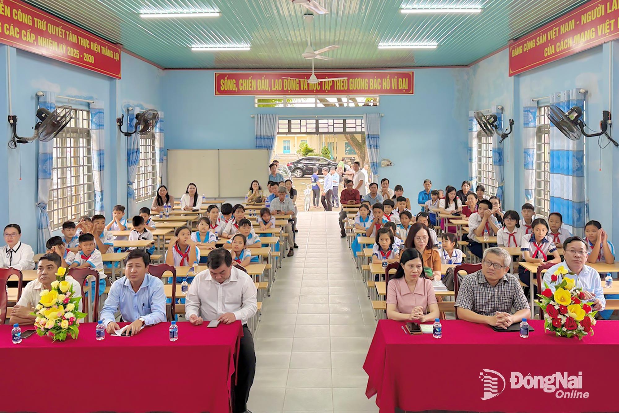 Lãnh đạo Báo và Phát thanh, Truyền hình Đồng Nai và lãnh đạo xã Xuân Hòa dự chương trình Tiếp bước cho em đến trường. Ảnh: Đăng Tùng  