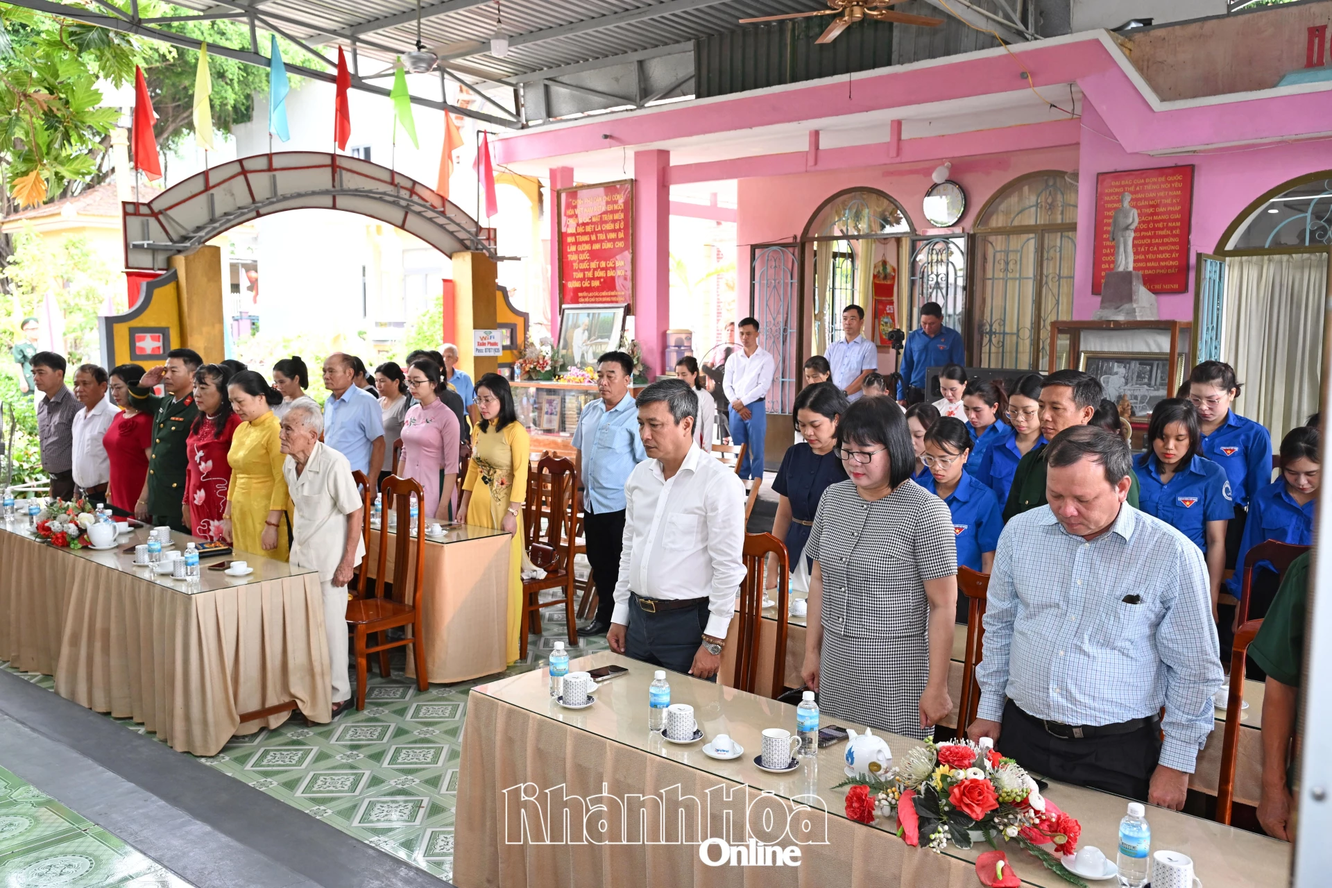 Các đại biểu trang nghiêm mặc niệm tưởng nhớ Chủ tịch Hồ Chí Minh.