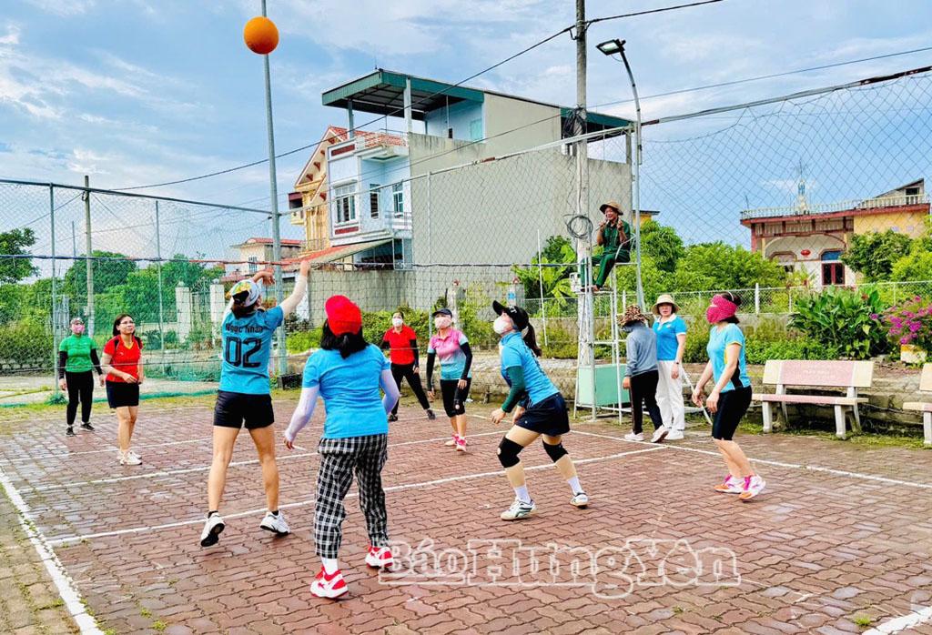 Đ&ocirc;ng đảo người d&acirc;n tham gia t&acirc;̣p luy&ecirc;̣n tại khu th&ecirc;̉ thao xã Quang Hưng.