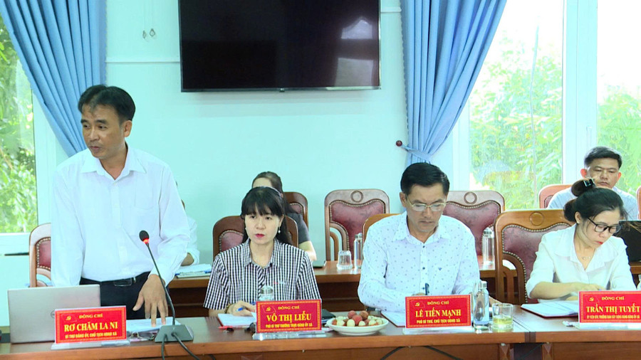 Bí thư Đảng ủy, Chủ tịch HĐND xã Ia Pa Rơ Chăm La Ni phát biểu tại buổi làm việc. Ảnh: Phi Long