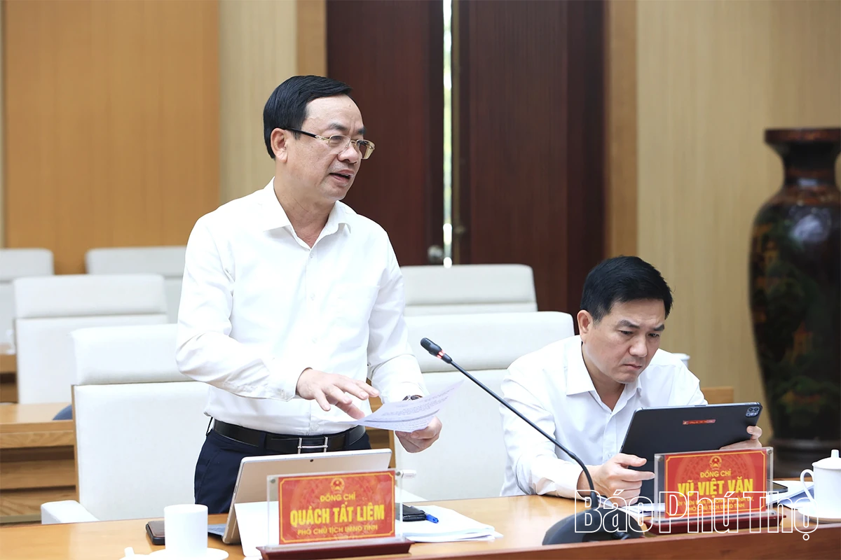 Chủ tịch UBND tỉnh Trần Duy Đông nghe báo cáo tình hình phát triển kinh tế - xã hội và tháo gỡ khó khăn giải phóng mặt bằng các dự án