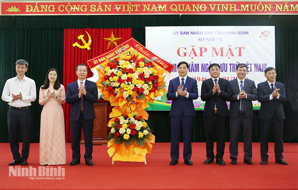 Đồng ch&iacute; Nguyễn Anh Chức, Ủy vi&ecirc;n Ban Thường vụ Tỉnh ủy, Ph&oacute; Chủ tịch UBND tỉnh tặng hoa ch&uacute;c mừng c&aacute;n bộ, c&ocirc;ng chức, vi&ecirc;n chức ng&agrave;nh Lưu trữ tỉnh nh&acirc;n dịp kỷ niệm 80 năm Ng&agrave;y Lưu trữ Việt Nam.