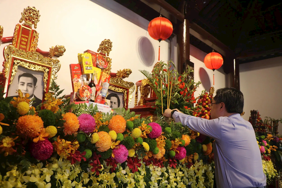 Đồng chí Nguyễn Thanh Nghị dâng hương tưởng niệm