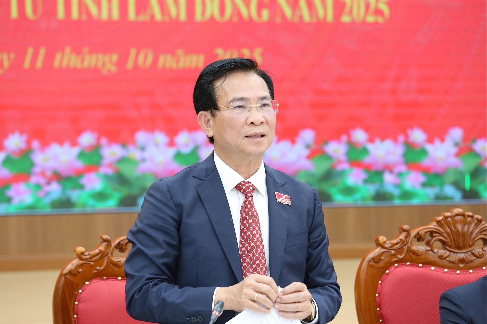 Đồng chí Hồ Văn Mười, Chủ tịch UBND tỉnh trả lời câu hỏi của các phóng viên (3)