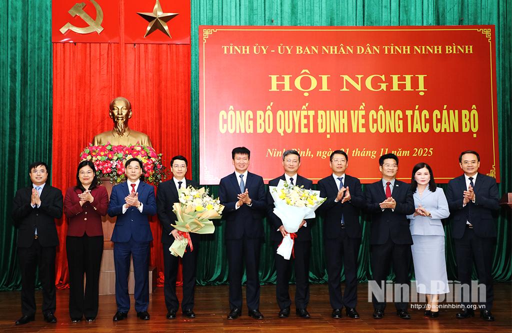 Đồng chí Trần Huy Tuấn, Phó Bí thư Tỉnh ủy, Chủ tịch UBND tỉnh tặng hoa chúc mừng đồng chí Phạm Quang Ái và đồng chí Lê Văn Cường được bổ nhiệm nhận nhiệm vụ mới.