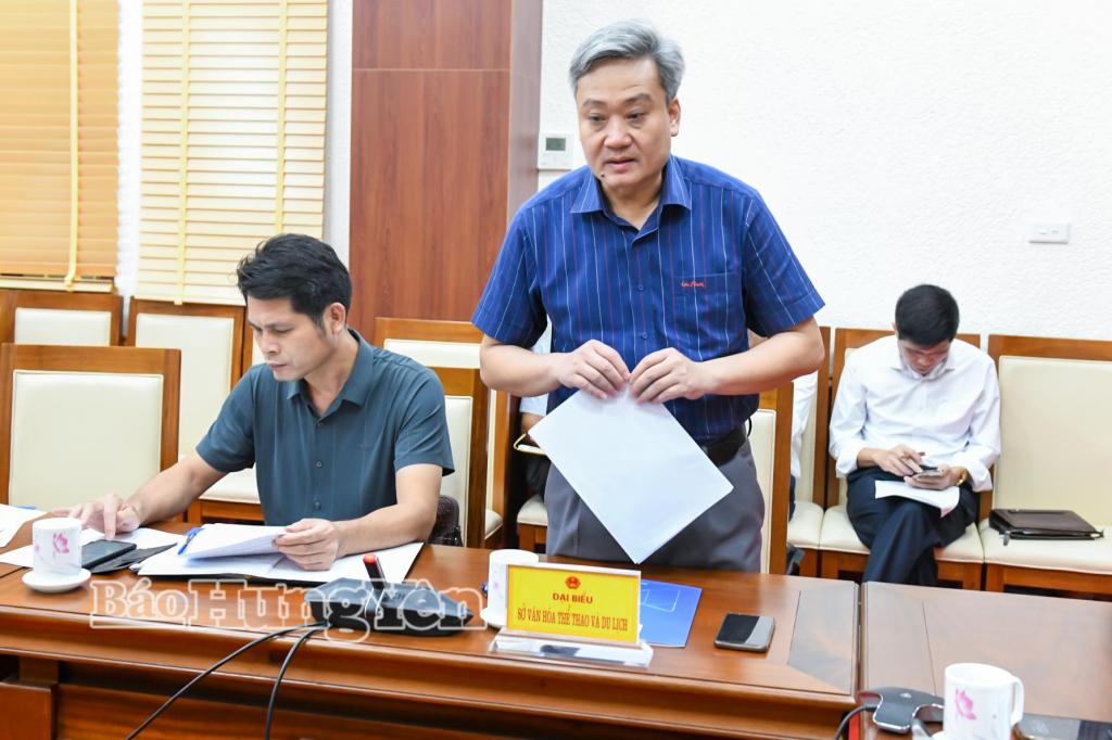 Các đại biểu thảo luận tại cuộc họp.