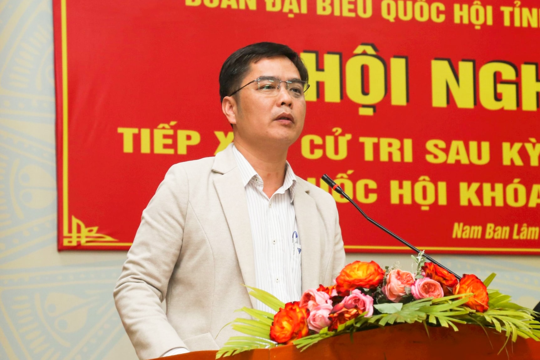 dai-dien-ubnd-xa-nam-ban-lam-ha-tra-loi-cac-kien-nghi-cua-cu-tri(1).jpg