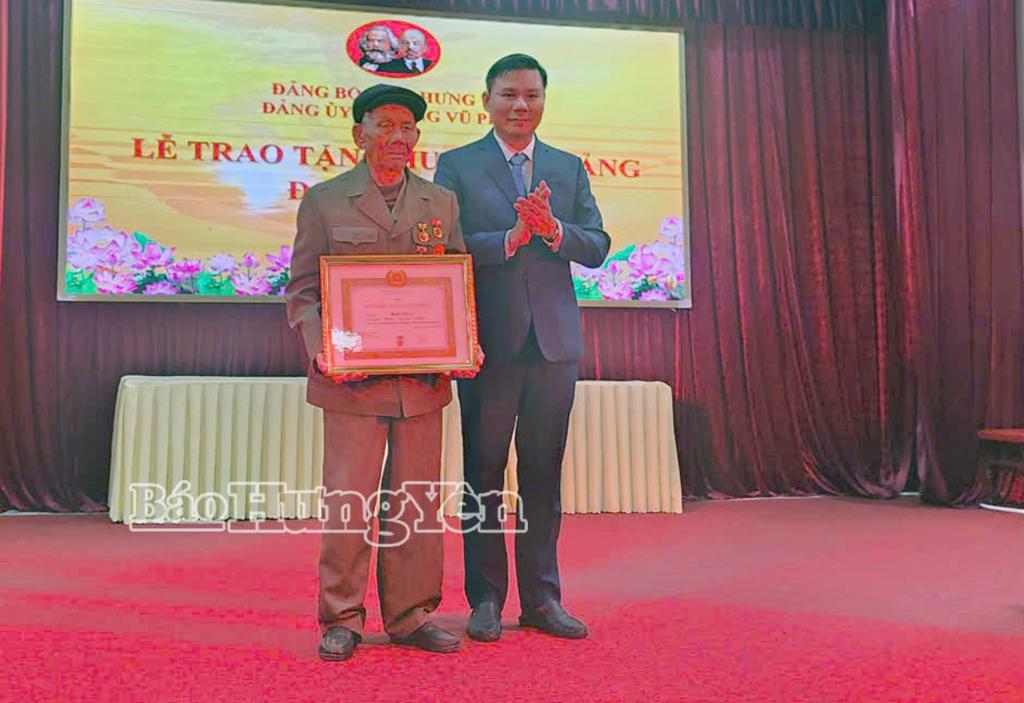 Đồng chí Nguyễn Lê Huy, Ủy viên Ban Thường vụ Tỉnh ủy, Phó Chủ tịch Thường trực UBND tỉnh trao Huy hiệu Đảng cho đảng viên 70 năm tuổi Đảng. Ảnh: Minh Nguyệt