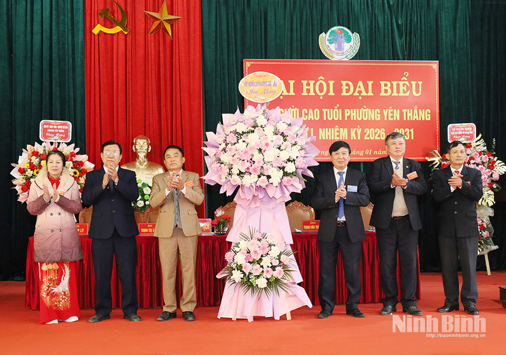 L&atilde;nh đạo Hội Người Cao tuổi tỉnh tặng hoa ch&uacute;c mừng Đại hội.