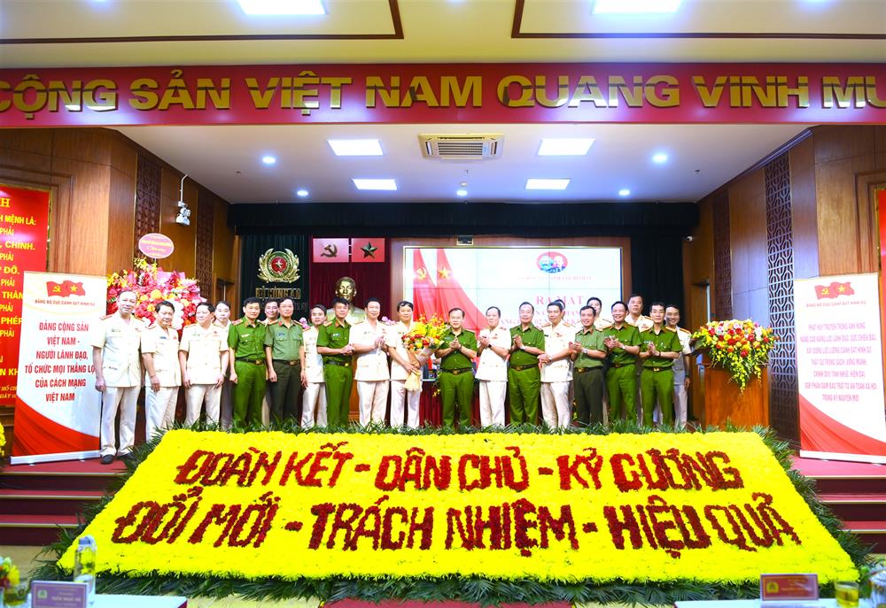 Thứ trưởng Nguyễn Văn Long cùng các đại biểu và Ban Chấp hành Đảng bộ Cục CSHS nhiệm kỳ 2025 - 2030.