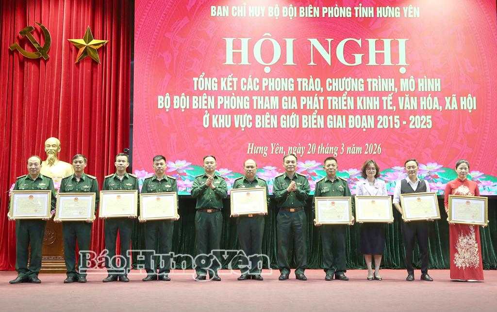 Các tập thể, cá nhân đạt thành tích trong thực hiện nhiệm vụ nhận bằng khen của Chủ tịch UBND tỉnh.