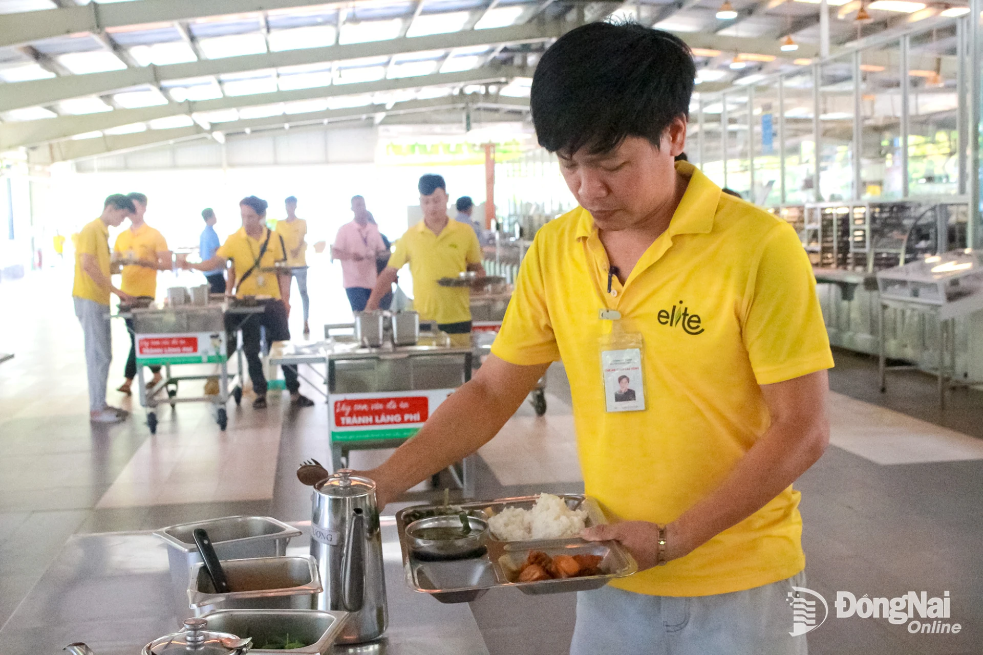 Công nhân Công ty TNHH Elite Long Thành (phường Long Thành) trong bữa cơm giữa ca.    