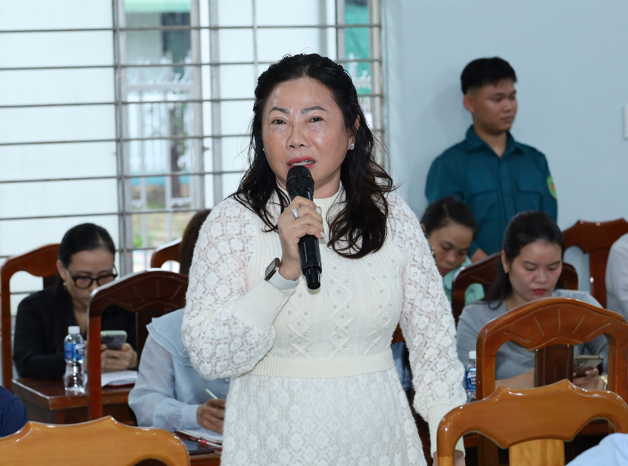 Bà Phan Thị Thùy Loan, cử tri xã Sông Lũy kiến nghị tại buổi tiếp xúc