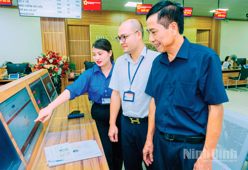 Đo&agrave;n vi&ecirc;n thanh ni&ecirc;n hỗ trợ người d&acirc;n thực hiện thủ tục h&agrave;nh ch&iacute;nh tr&ecirc;n thiết bị tại Trung t&acirc;m Phục vụ h&agrave;nh ch&iacute;nh c&ocirc;ng tỉnh. Ảnh: Ngọc Linh