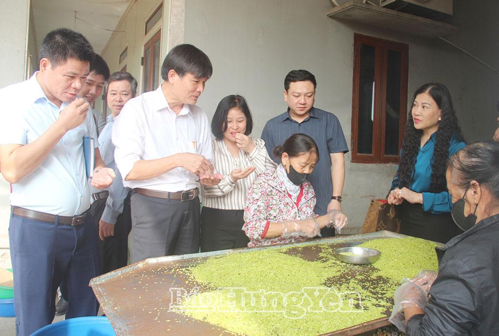 Đoàn kiểm tra tại hộ kinh doanh ở xã Vạn Xuân với sản phẩm cốm Ngọc Linh Thanh Hương.