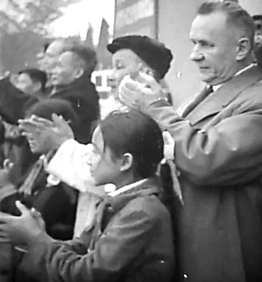 Bà Hoàng Thị Phong Thu đứng giữa Chủ tịch Hồ Chí Minh và đồng chí Kosygin - Chủ tịch Hội đồng bộ trưởng Liên Xô tại Quảng trường Ba Đình năm 1965. Ảnh cắt từ clip.