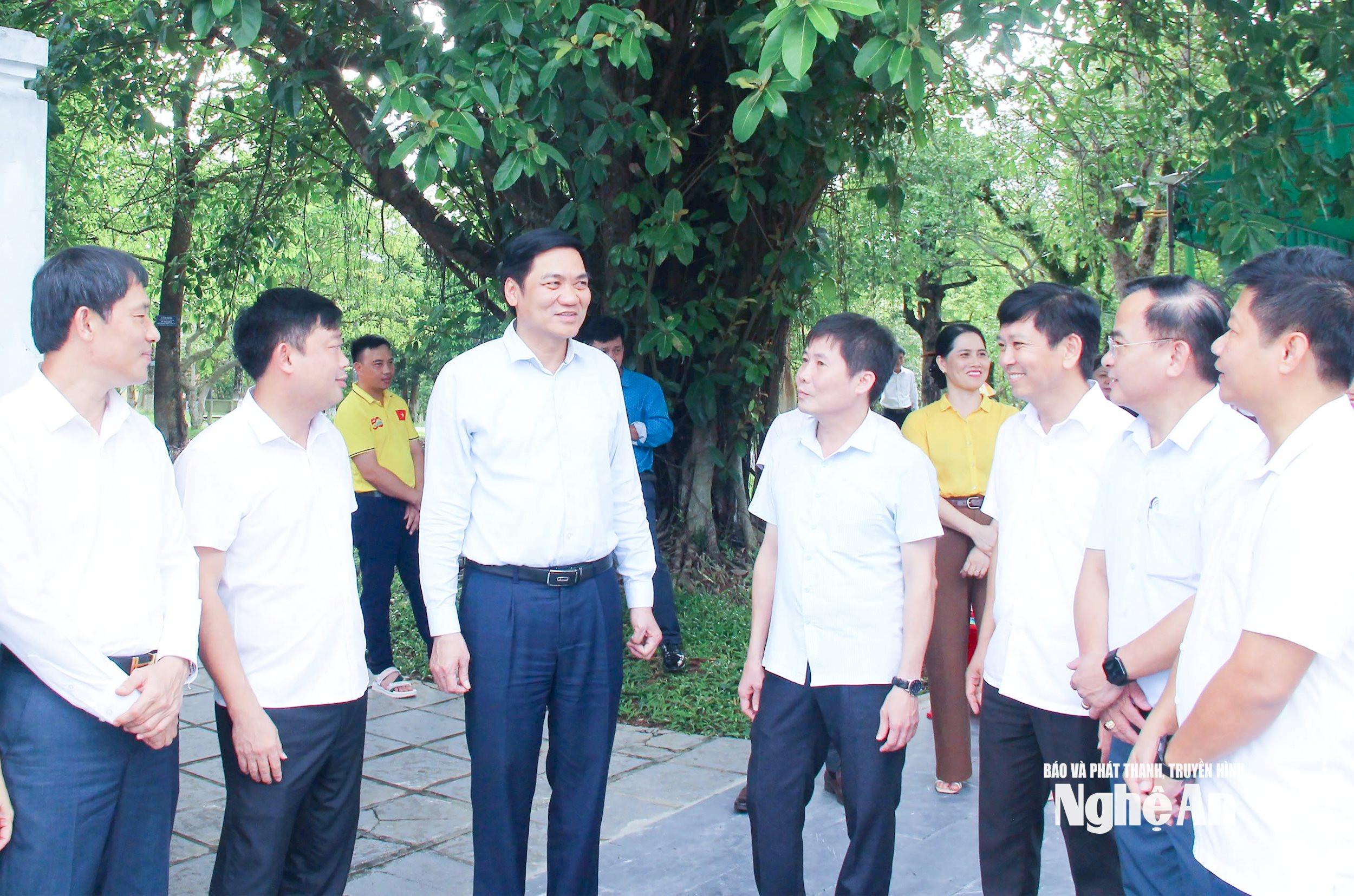 Đồng chí Hoàng Nghĩa Hiếu - Phó Bí thư Thường trực Tỉnh ủy, Chủ tịch HĐND tỉnh trao đổi với đội ngũ cán bộ cơ sở. Ảnh- MaI Hoa