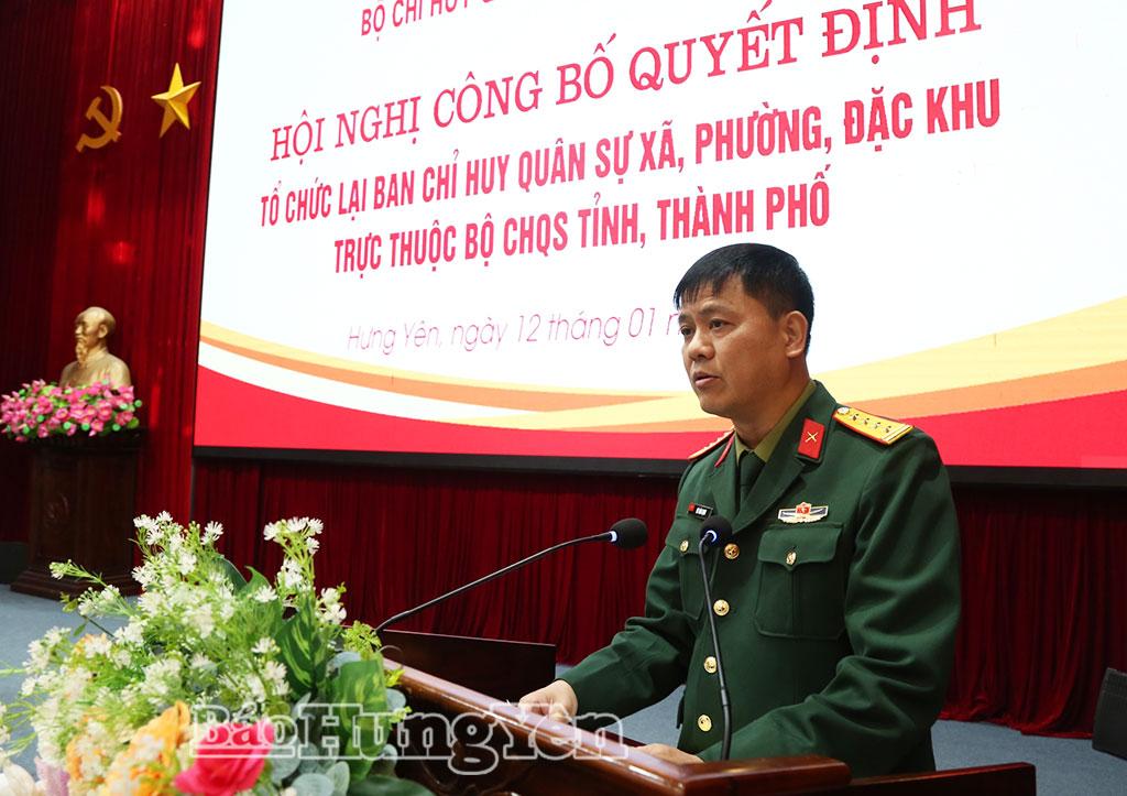Đại t&aacute; Vũ Văn Định, Ủy vi&ecirc;n Ban Thường vụ Tỉnh ủy, Chỉ huy trưởng Bộ CHQS tỉnh c&ocirc;ng bố c&aacute;c quyết định của Bộ Quốc ph&ograve;ng v&agrave; Bộ Tổng Tham mưu tại hội nghị.