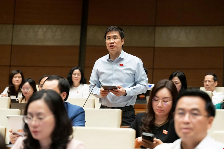 Đại biểu Hoàng Minh Hiếu (Đoàn Nghệ An) phát biểu thảo luận. Ảnh: Quochoi.v