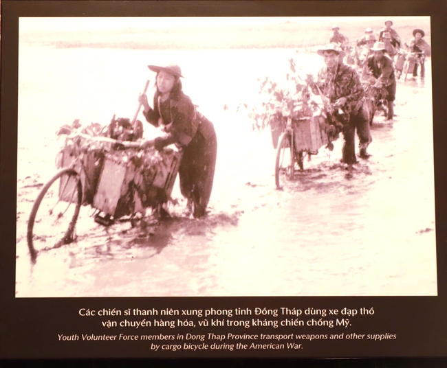 Khai mạc triển l&atilde;m trưng b&agrave;y chuy&ecirc;n đề &ldquo;Thời thanh xu&acirc;n tr&ecirc;n tuyến đường 1C huyền thoại&rdquo; - Ảnh 15.