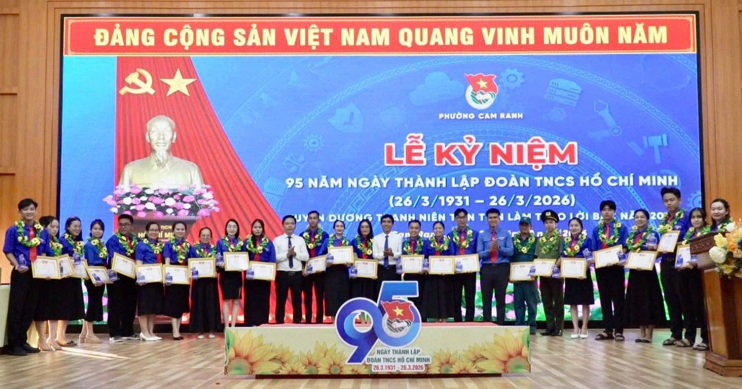Lãnh đạo phường Cam Ranh và Đoàn phường tuyên dương thanh niên tiêu biểu.