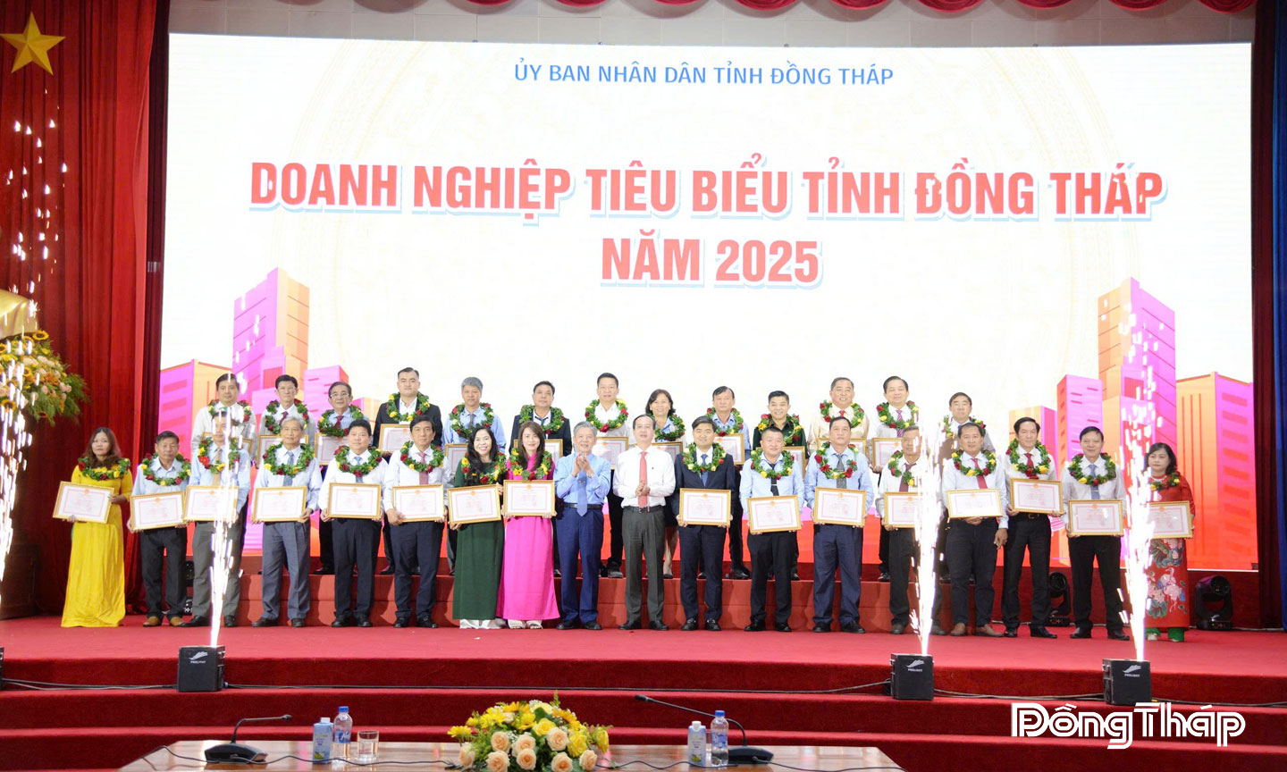 Lãnh đạo tỉnh trao tặng danh hiệu