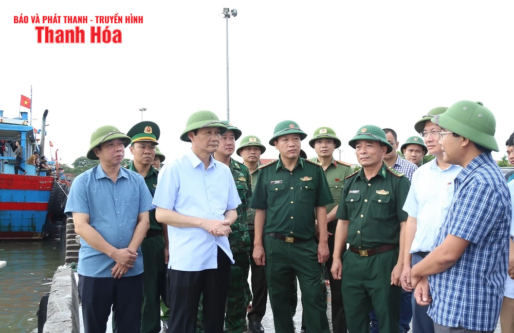 Chủ tịch UBND tỉnh Đỗ Minh Tuấn kiểm tra công tác ứng phó với bão số 5 tại phường Hải Bình và xã Tiên Trang