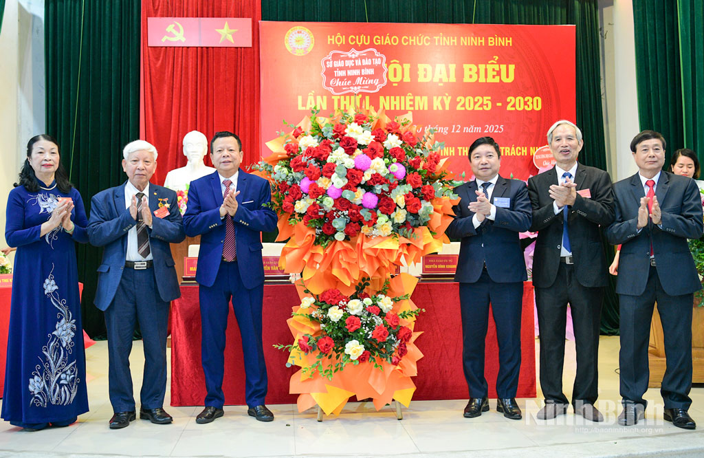 Đồng ch&iacute; Nguyễn Tiến Dũng, Tỉnh ủy vi&ecirc;n, Gi&aacute;m đốc Sở Gi&aacute;o dục v&agrave; Đ&agrave;o tạo tặng hoa ch&uacute;c mừng Đại hội.