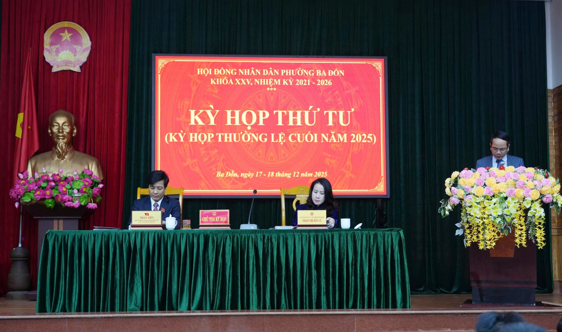 Đồng chí Ủy viên Ban Thường vụ Tỉnh ủy, Bí thư Đảng ủy phường Ba Đồn Phan Mạnh Hùng phát biểu.