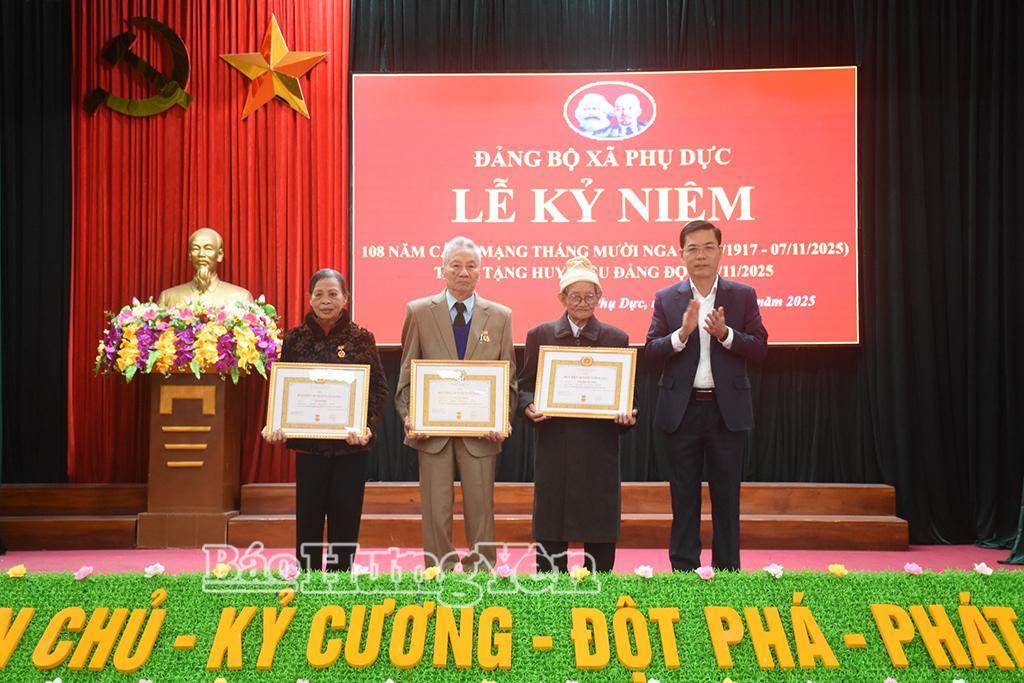 Lãnh đạo xã Phụ Dực trao tặng Huy hiệu 60 năm tuổi Đảng cho các đảng viên.