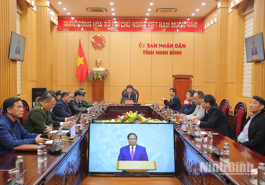 Đồng ch&iacute; Trần Huy Tuấn, Ph&oacute; B&iacute; thư Tỉnh ủy, Chủ tịch UBND tỉnh chủ tr&igrave; hội nghị tại điểm cầu tỉnh Ninh B&igrave;nh.