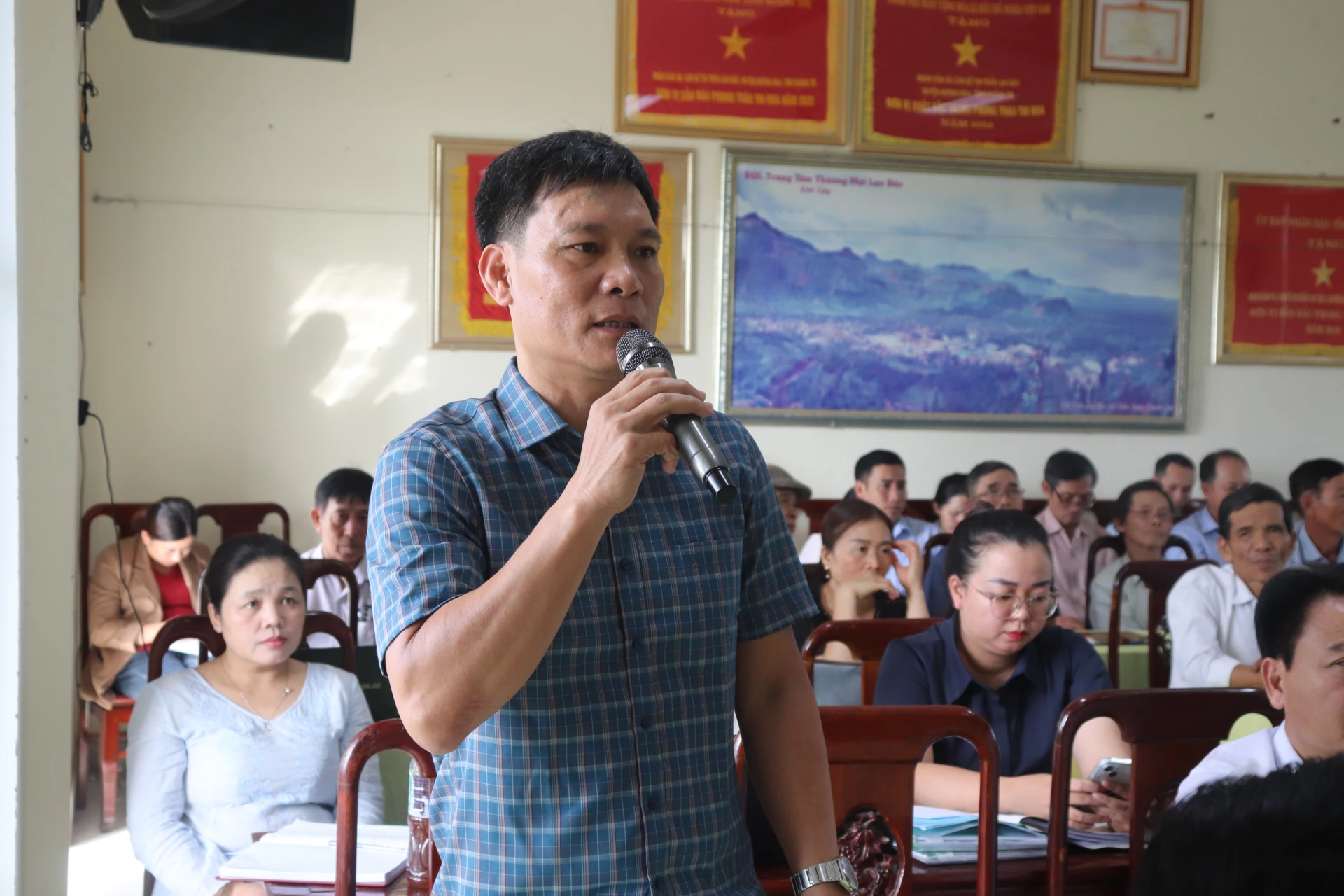 Cử tri xã Lao Bảo kiến nghị tâm nguyện đến Tổ đại biểu HĐND tỉnh - Ảnh: T.P