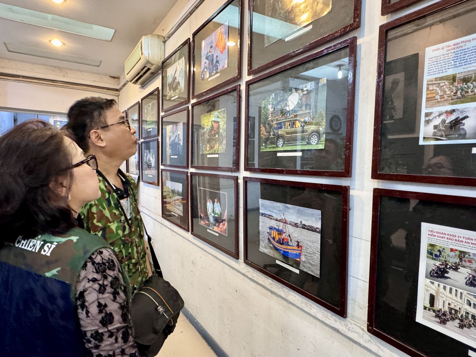 Khai mạc triển l&atilde;m ảnh '80 năm h&agrave;o kh&iacute; miền Đ&ocirc;ng' - Ảnh 5.