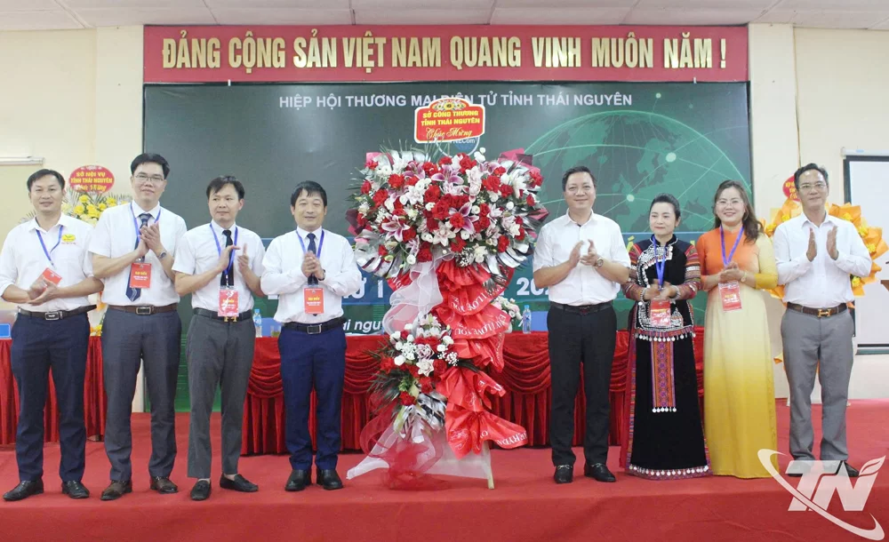 Lãnh đạo Sở Công Thương tặng hoa chúc mừng đại diện Hiệp hội Thương mại điện tử tỉnh Thái Nguyên.