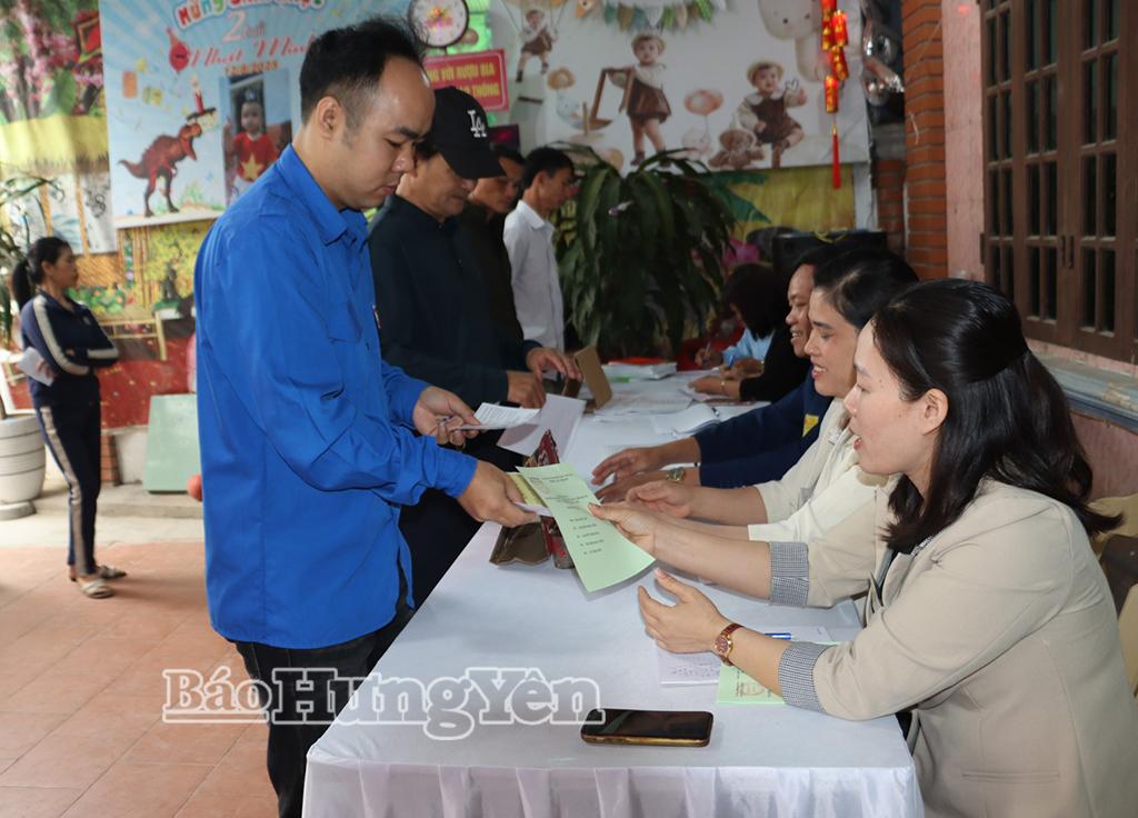 Khu vực bỏ phiếu số 29 đặt nhờ tại nhà dân (thôn Minh Đức, xã Bắc Tiên Hưng) từ sáng sớm đã đông cử tri đến bỏ phiếu bầu cử. Ảnh: Thu Hiền