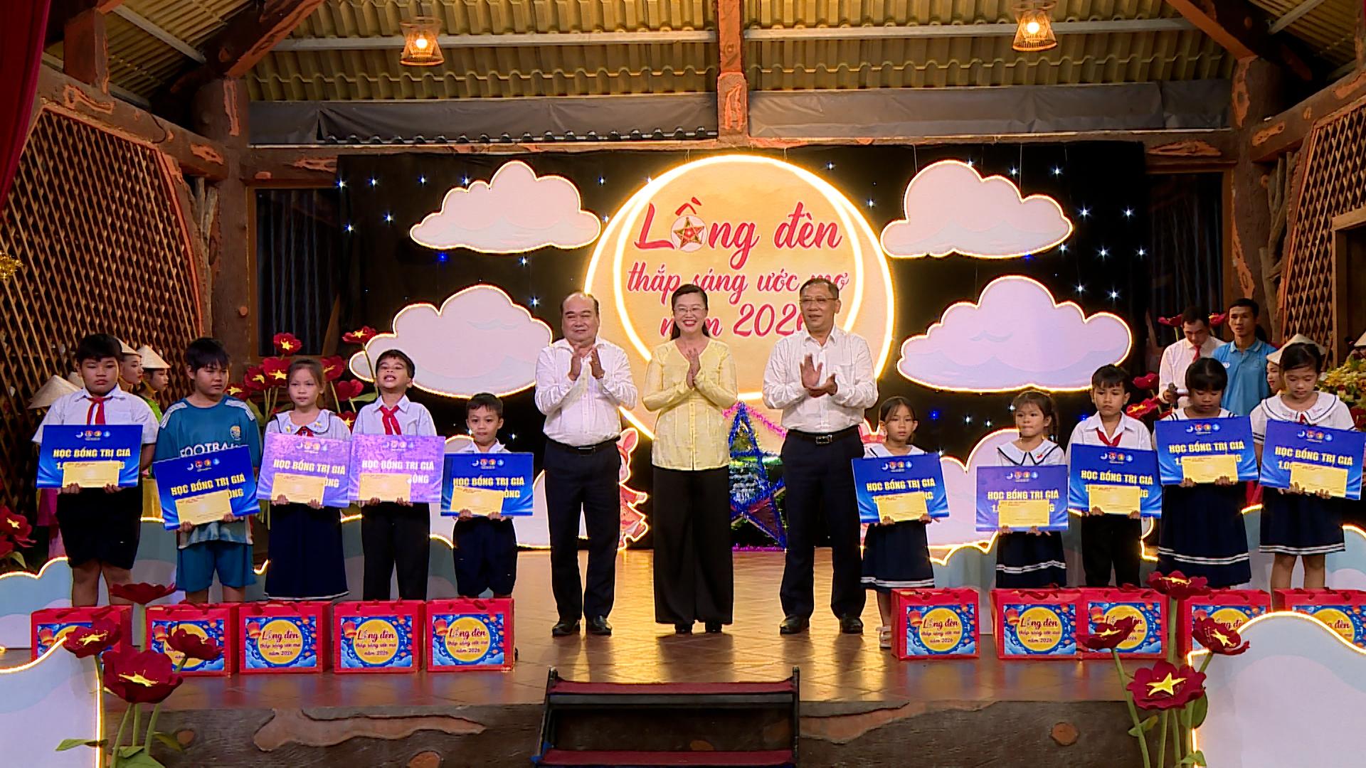 Xã Thạnh Xuân mang niềm vui Trung thu đến trẻ em khó khăn