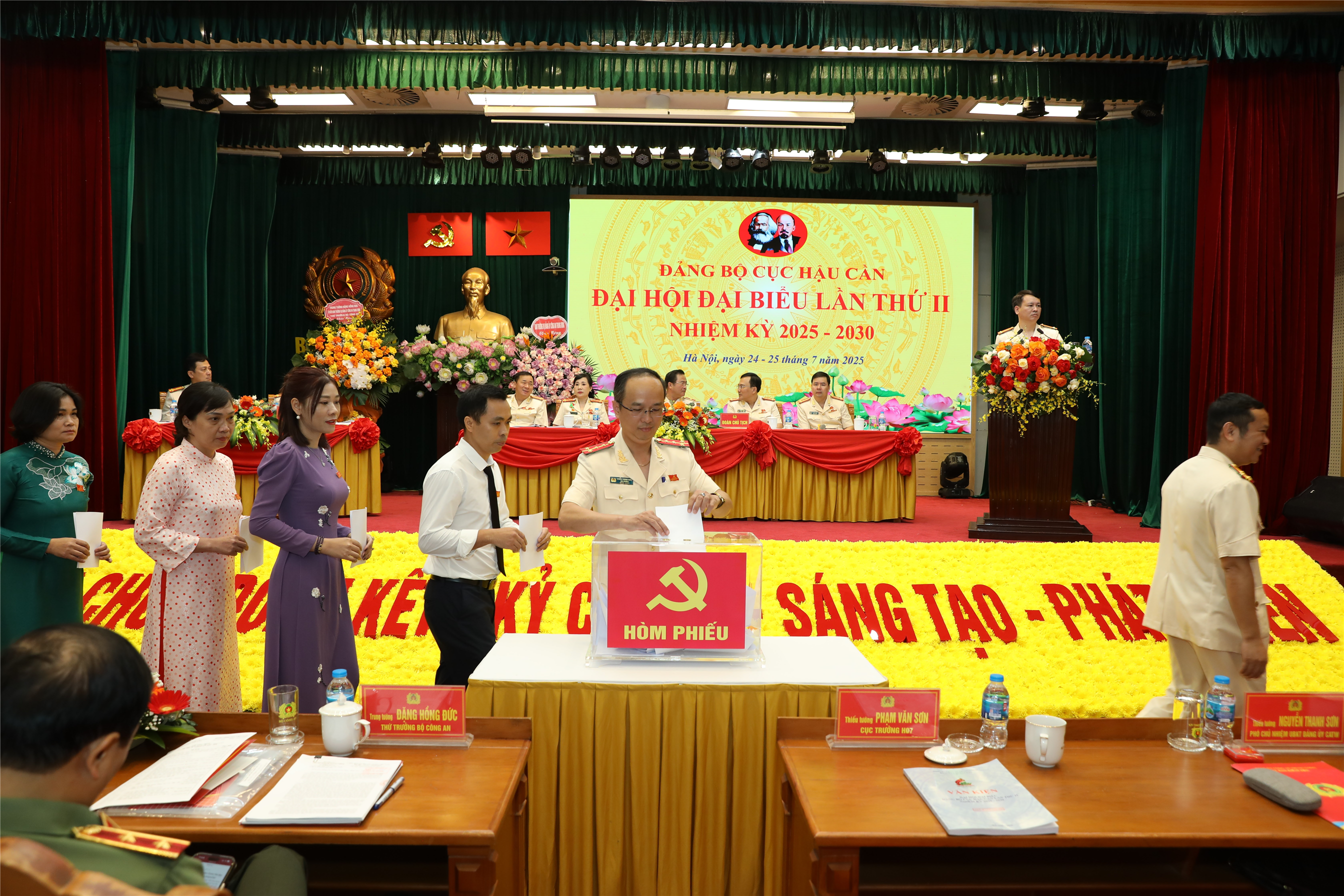 các đại biểu đã tiến hành bỏ phiếu bầu Ban Chấp hành Đảng bộ Cục Hậu cần, nhiệm kỳ 2025 - 2030.