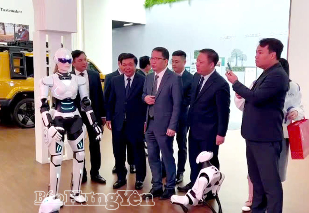 Đoàn công tác của tỉnh thăm khu robot thông minh AI của Tập đoàn Chery.