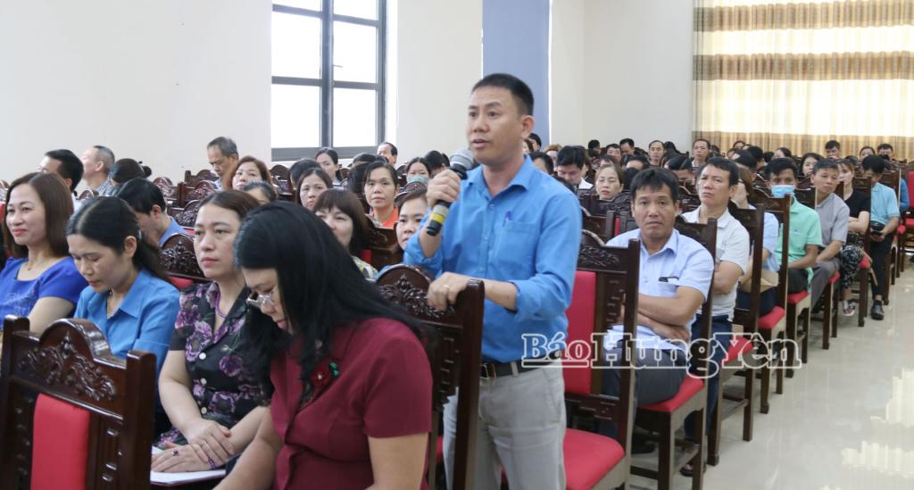 Đại diện đo&agrave;n vi&ecirc;n c&ocirc;ng đo&agrave;n ph&aacute;t biểu gửi gắm t&acirc;m tư, nguyện vọng với đại biểu Quốc hội tại hội nghị tiếp x&uacute;c cử tri chuy&ecirc;n đề.