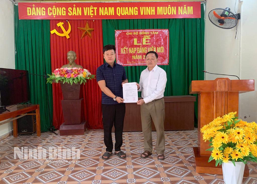Chi bộ th&ocirc;n Đồng T&acirc;m (x&atilde; C&uacute;c Phương) tổ chức Lễ kết nạp đảng vi&ecirc;n mới cho đồng ch&iacute; Đinh Văn Tuấn, người d&acirc;n tộc Mường.