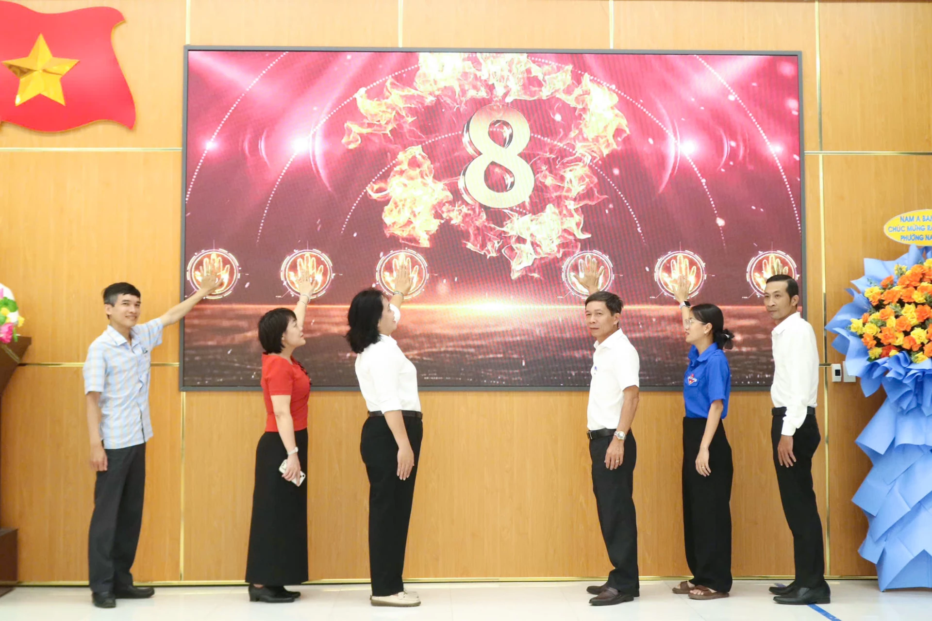 Các đại biểu thực hiện nghi thức ra mắt Công trình thanh niên “Bản đồ số phường Nam Nha Trang”.
