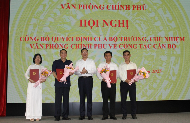 Trao Quyết định bổ nhiệm lãnh đạo Hội trường Thống Nhất và Cục Quản trị - Tài vụ- Ảnh 2.