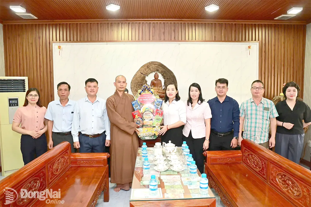 Ban thường trực Ủy ban MTTQ Việt Nam xã Trảng Bom thăm, tặng quà các cơ sở tôn giáo. Ảnh: ĐVCC