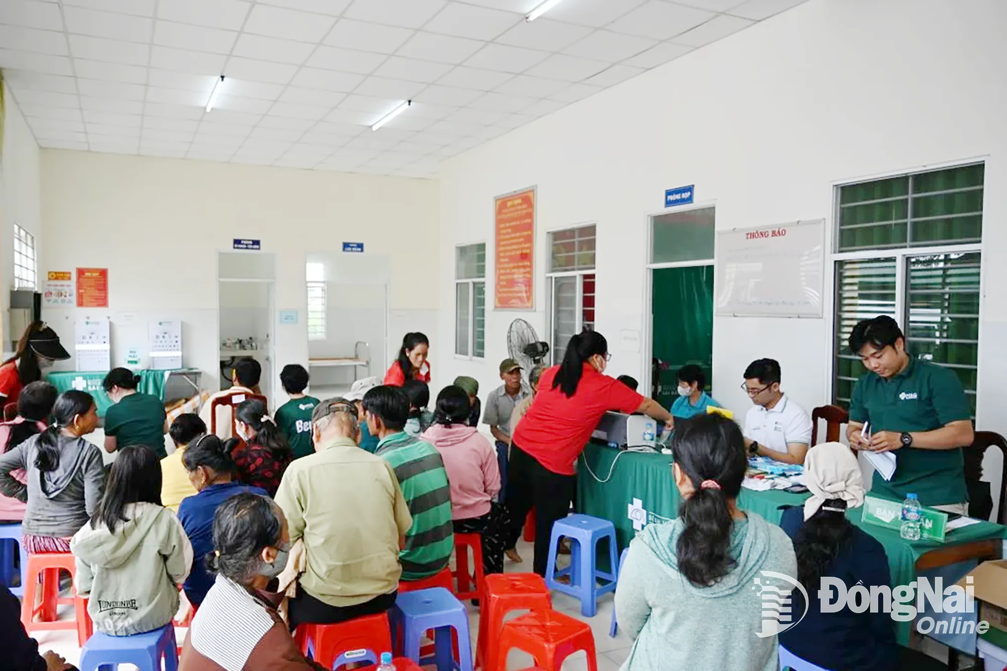 800 đối tượng thuộc diện người có công, gia đình chính sách, người có hoàn cảnh khó khăn được thăm khám các bệnh về mắt.